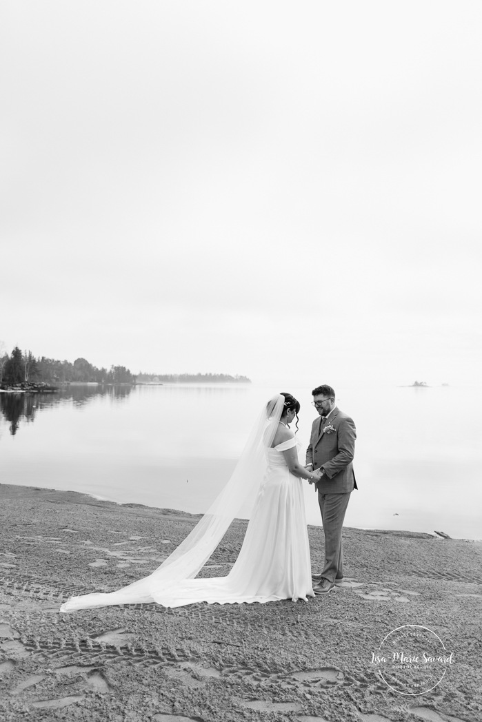 Wedding first look ideas. Wedding first look on foggy beach. Mariage à l'Auberge des Îles au Lac-Saint-Jean. Photographe de mariage au Saguenay-Lac-Saint-Jean.