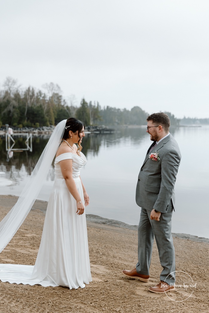 Wedding first look ideas. Wedding first look on foggy beach. Mariage à l'Auberge des Îles au Lac-Saint-Jean. Photographe de mariage au Saguenay-Lac-Saint-Jean.