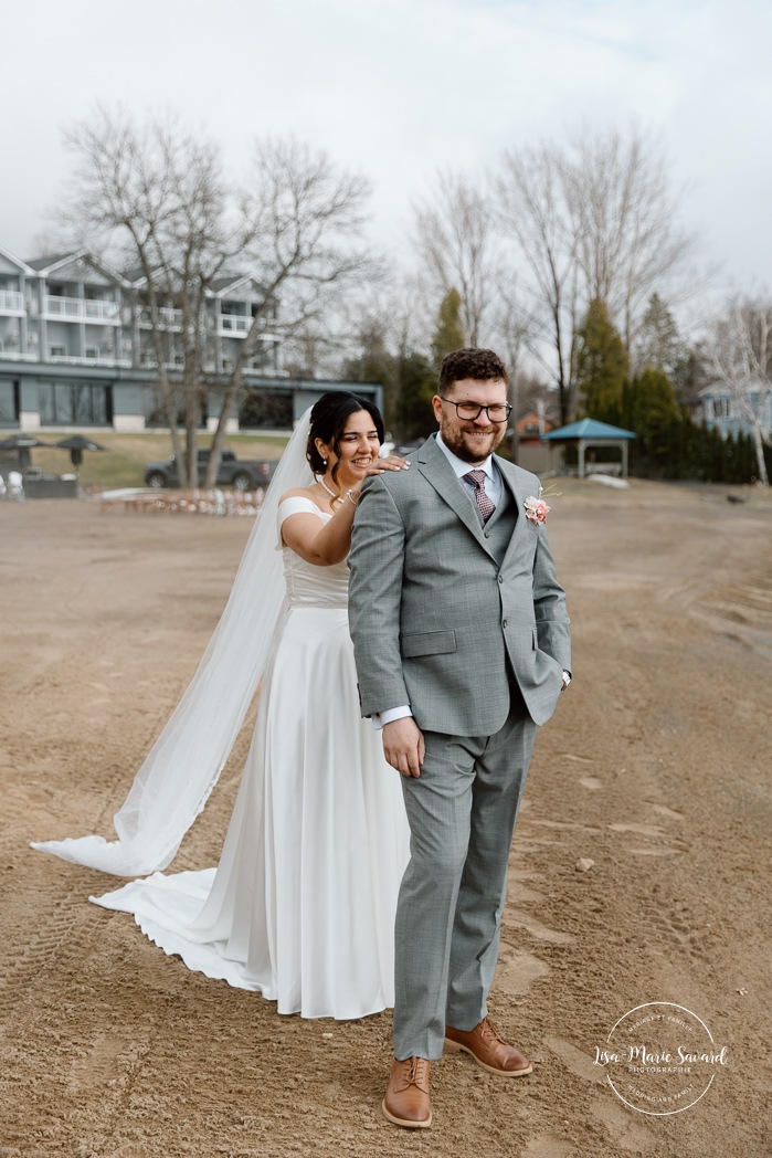 Wedding first look ideas. Wedding first look on foggy beach. Mariage à l'Auberge des Îles au Lac-Saint-Jean. Photographe de mariage au Saguenay-Lac-Saint-Jean.
