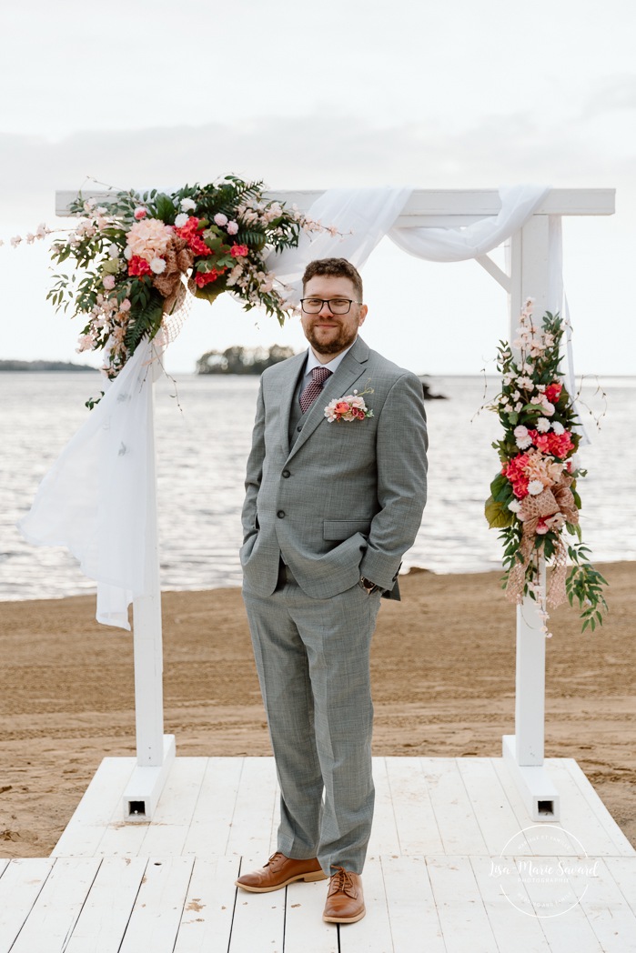 Beach wedding photos. Wedding photos on foggy beach. Mariage à l'Auberge des Îles au Lac-Saint-Jean. Photographe de mariage au Saguenay-Lac-Saint-Jean.