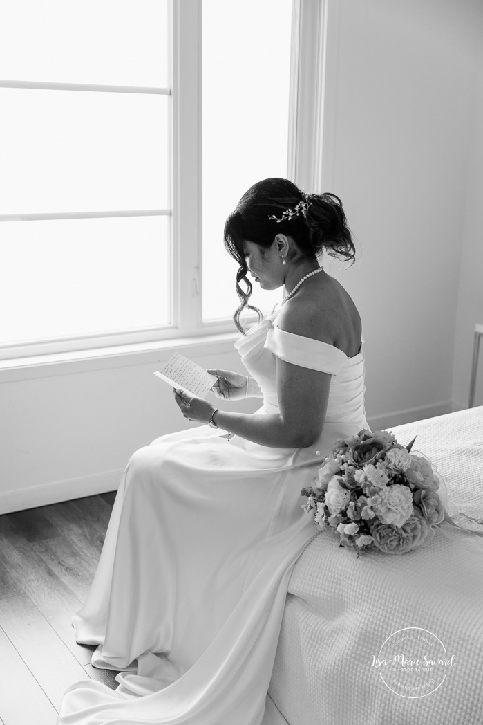 Bride practicing vows in hotel room. Mariage à l'Auberge des Îles au Lac-Saint-Jean. Photographe de mariage au Saguenay-Lac-Saint-Jean.