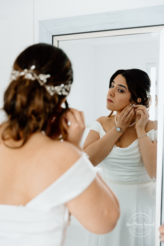 Bride getting ready with mother in hotel room. Mariage à l'Auberge des Îles au Lac-Saint-Jean. Photographe de mariage au Saguenay-Lac-Saint-Jean.