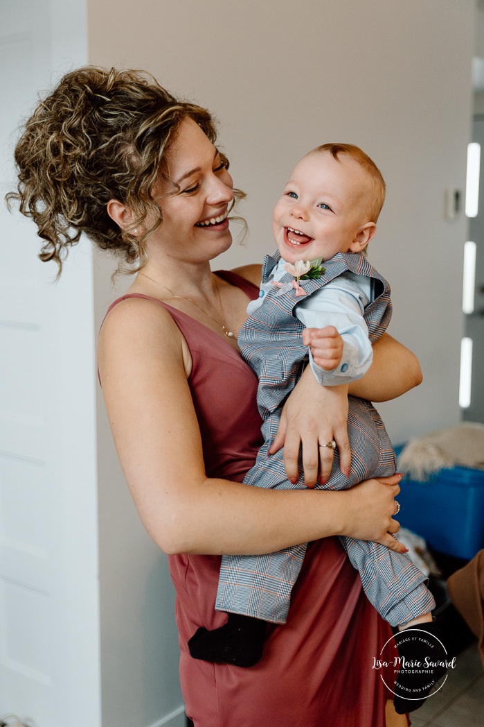 Bride getting ready with bridesmaids in hotel room. Mariage à l'Auberge des Îles au Lac-Saint-Jean. Photographe de mariage au Saguenay-Lac-Saint-Jean.