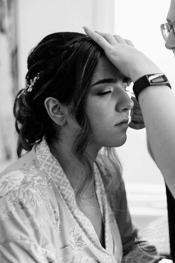 Bride getting ready with bridesmaids in hotel room. Mariage à l'Auberge des Îles au Lac-Saint-Jean. Photographe de mariage au Saguenay-Lac-Saint-Jean.