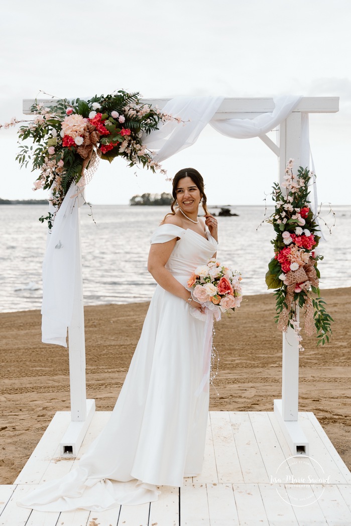 Beach wedding photos. Wedding photos on foggy beach. Mariage à l'Auberge des Îles au Lac-Saint-Jean. Photographe de mariage au Saguenay-Lac-Saint-Jean.