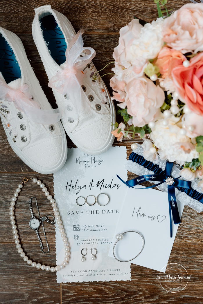 Wedding flat lay. Bride getting ready with bridesmaids in hotel room. Mariage à l'Auberge des Îles au Lac-Saint-Jean. Photographe de mariage au Saguenay-Lac-Saint-Jean.
