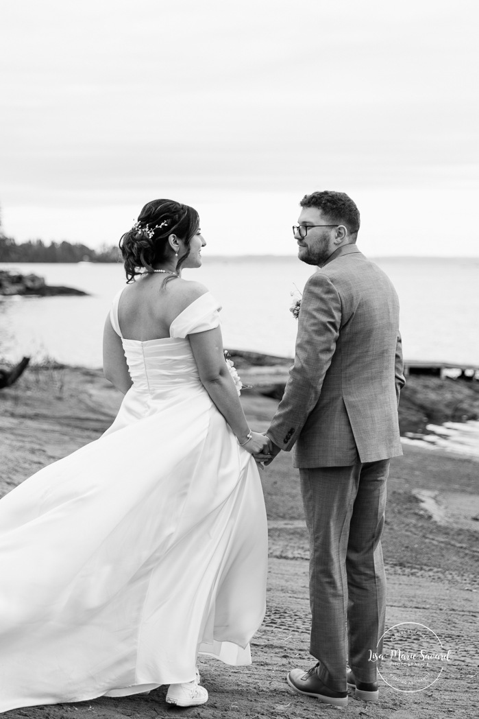 Beach wedding photos. Wedding photos on foggy beach. Mariage à l'Auberge des Îles au Lac-Saint-Jean. Photographe de mariage au Saguenay-Lac-Saint-Jean.