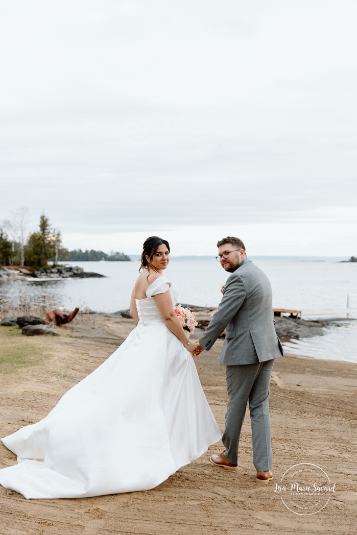 Beach wedding photos. Wedding photos on foggy beach. Mariage à l'Auberge des Îles au Lac-Saint-Jean. Photographe de mariage au Saguenay-Lac-Saint-Jean.