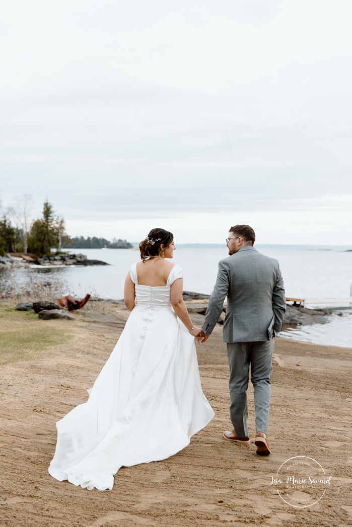 Beach wedding photos. Wedding photos on foggy beach. Mariage à l'Auberge des Îles au Lac-Saint-Jean. Photographe de mariage au Saguenay-Lac-Saint-Jean.