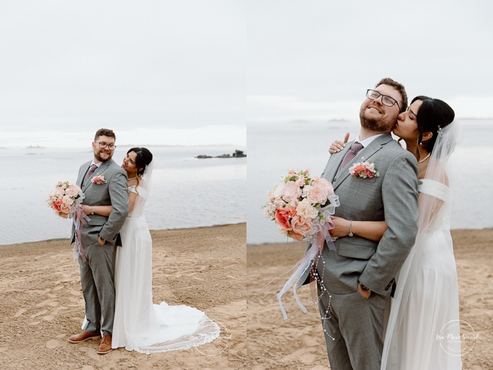 Beach wedding photos. Wedding photos on foggy beach. Mariage à l'Auberge des Îles au Lac-Saint-Jean. Photographe de mariage au Saguenay-Lac-Saint-Jean.