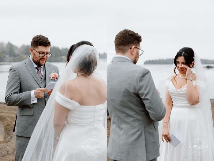 Private wedding vows on the beach. Beach wedding photos. Wedding photos on foggy beach. Mariage à l'Auberge des Îles au Lac-Saint-Jean. Photographe de mariage au Saguenay-Lac-Saint-Jean.