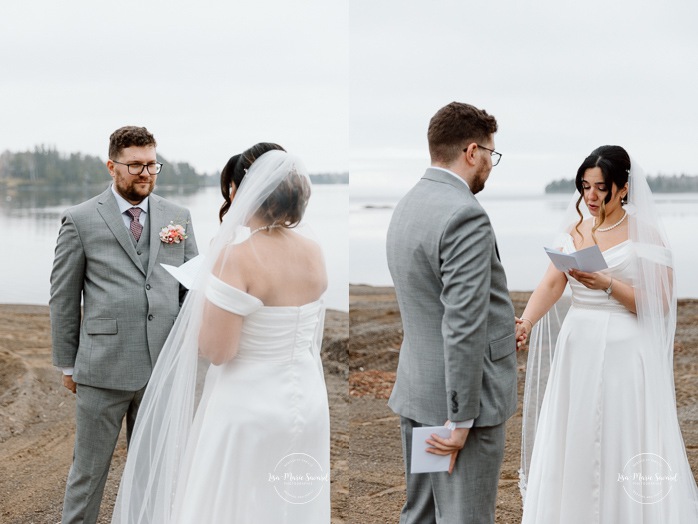Private wedding vows on the beach. Beach wedding photos. Wedding photos on foggy beach. Mariage à l'Auberge des Îles au Lac-Saint-Jean. Photographe de mariage au Saguenay-Lac-Saint-Jean.
