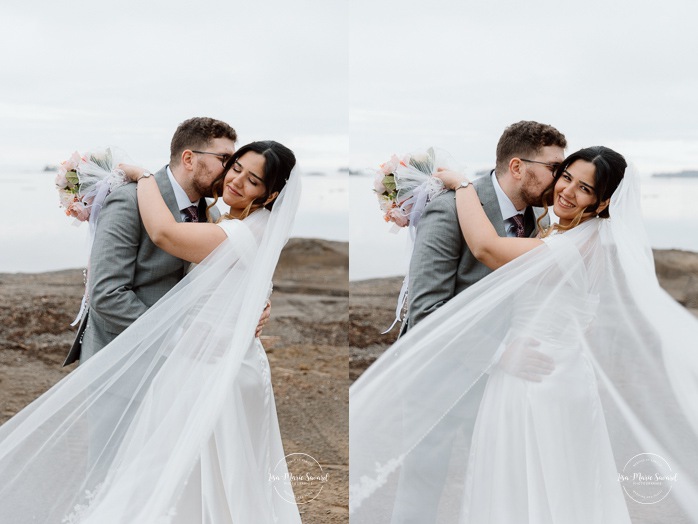 Beach wedding photos. Wedding photos on foggy beach. Mariage à l'Auberge des Îles au Lac-Saint-Jean. Photographe de mariage au Saguenay-Lac-Saint-Jean.