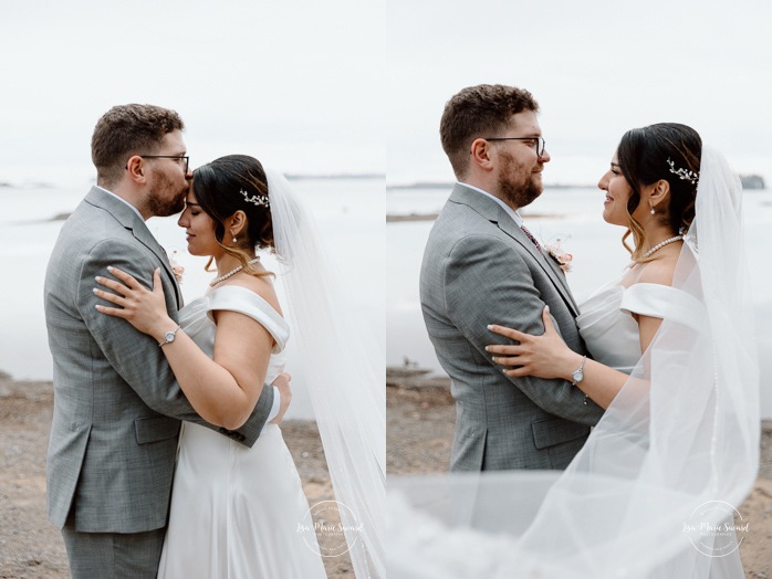 Beach wedding photos. Wedding photos on foggy beach. Mariage à l'Auberge des Îles au Lac-Saint-Jean. Photographe de mariage au Saguenay-Lac-Saint-Jean.