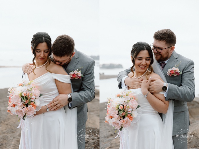 Beach wedding photos. Wedding photos on foggy beach. Mariage à l'Auberge des Îles au Lac-Saint-Jean. Photographe de mariage au Saguenay-Lac-Saint-Jean.
