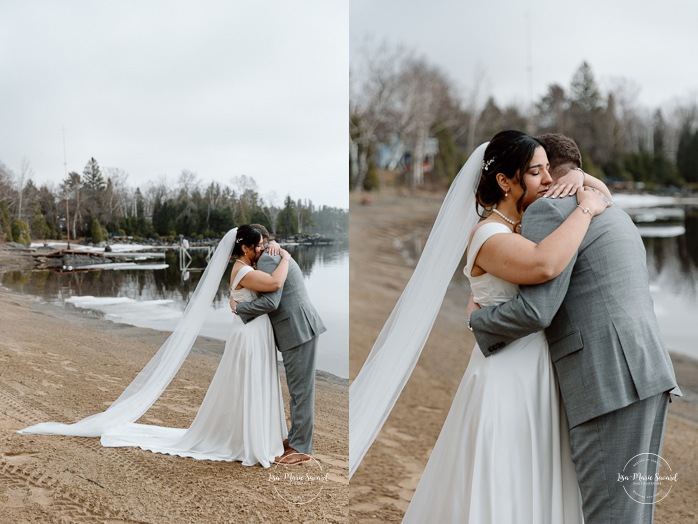 Wedding first look ideas. Wedding first look on foggy beach. Mariage à l'Auberge des Îles au Lac-Saint-Jean. Photographe de mariage au Saguenay-Lac-Saint-Jean.