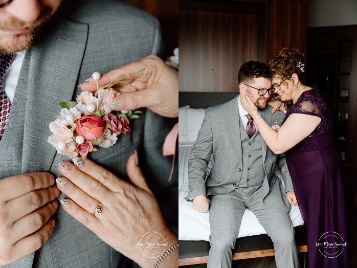 Groom getting ready with family in hotel room. Mariage à l'Auberge des Îles au Lac-Saint-Jean. Photographe de mariage au Saguenay-Lac-Saint-Jean.
