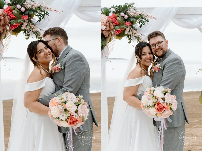Beach wedding photos. Wedding photos on foggy beach. Mariage à l'Auberge des Îles au Lac-Saint-Jean. Photographe de mariage au Saguenay-Lac-Saint-Jean.