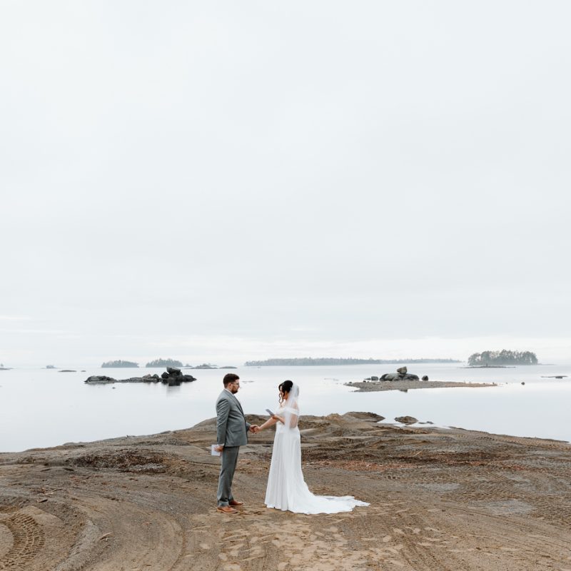 Private wedding vows on the beach. Beach wedding photos. Wedding photos on foggy beach. Mariage à l'Auberge des Îles au Lac-Saint-Jean. Photographe de mariage au Saguenay-Lac-Saint-Jean.