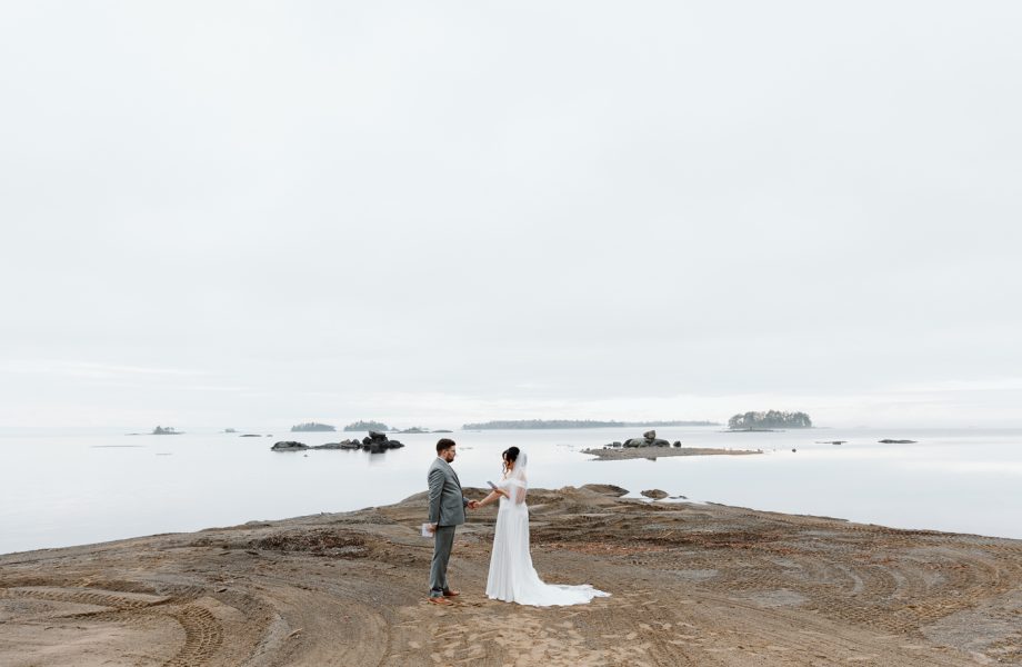 Private wedding vows on the beach. Beach wedding photos. Wedding photos on foggy beach. Mariage à l'Auberge des Îles au Lac-Saint-Jean. Photographe de mariage au Saguenay-Lac-Saint-Jean.