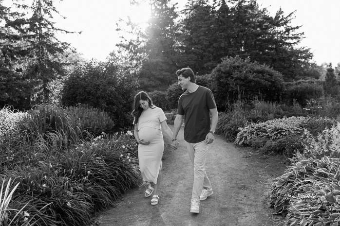 Golden hour maternity photos. Romantic maternity photos. Photographe de maternité à Laval. Séance photo au Centre de la Nature. Laval maternity photographer. Centre de la Nature photoshoot.