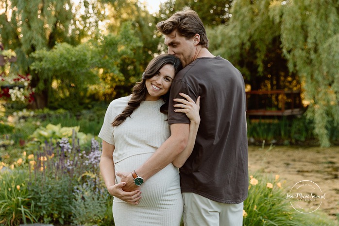 Golden hour maternity photos. Romantic maternity photos. Photographe de maternité à Laval. Séance photo au Centre de la Nature. Laval maternity photographer. Centre de la Nature photoshoot.