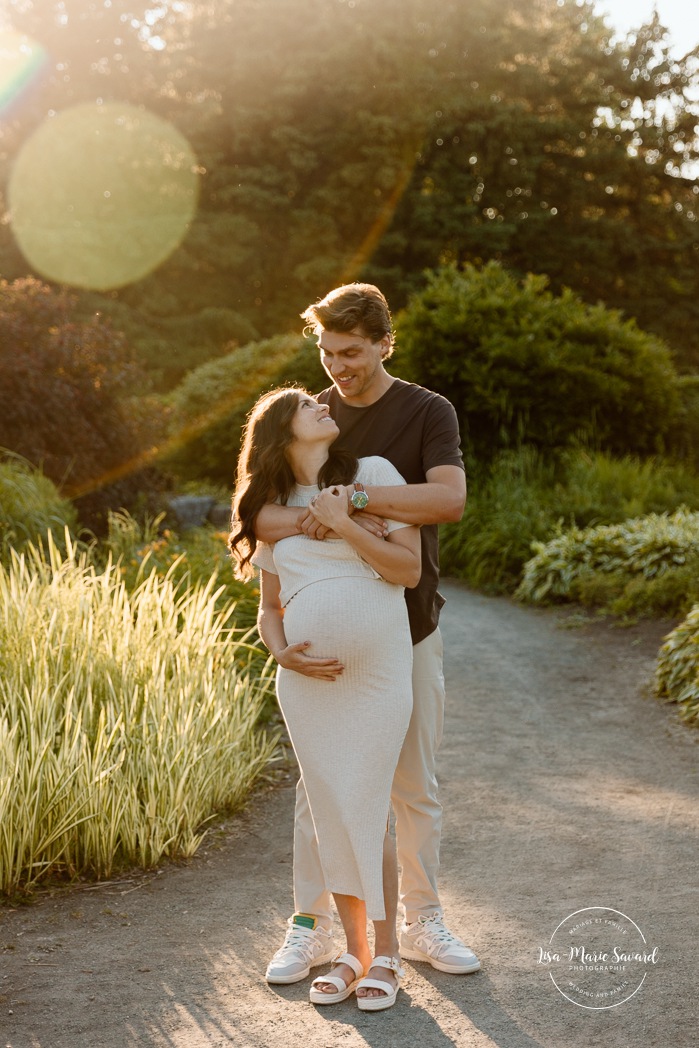 Golden hour maternity photos. Romantic maternity photos. Photographe de maternité à Laval. Séance photo au Centre de la Nature. Laval maternity photographer. Centre de la Nature photoshoot.