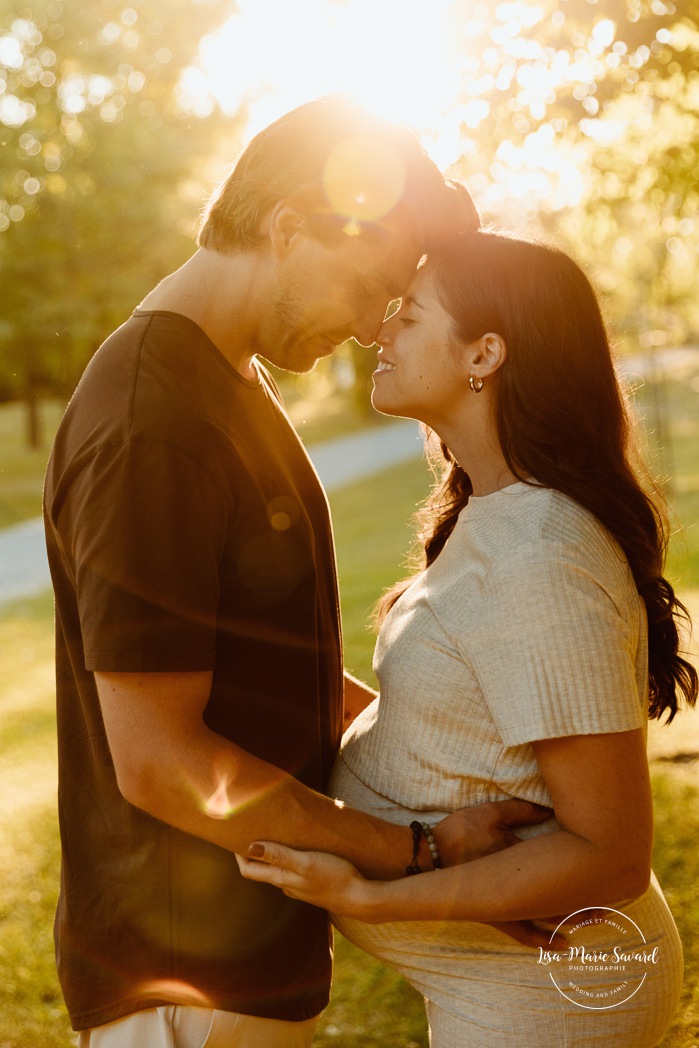 Golden hour maternity photos. Romantic maternity photos. Photographe de maternité à Laval. Séance photo au Centre de la Nature. Laval maternity photographer. Centre de la Nature photoshoot.