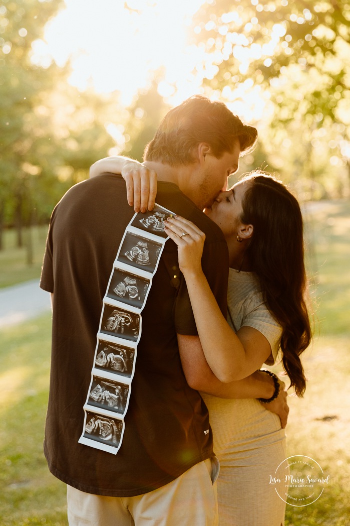 Golden hour maternity photos. Ultrasound maternity photos. Photographe de maternité à Laval. Séance photo au Centre de la Nature. Laval maternity photographer. Centre de la Nature photoshoot.