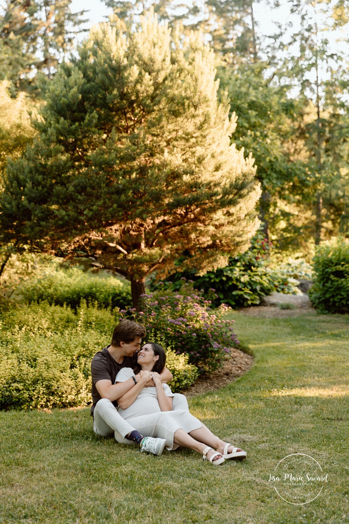 Golden hour maternity photos. Romantic maternity photos. Photographe de maternité à Laval. Séance photo au Centre de la Nature. Laval maternity photographer. Centre de la Nature photoshoot.