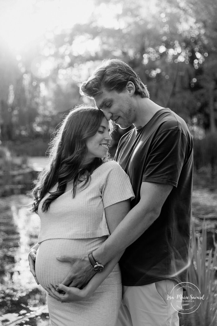 Golden hour maternity photos. Romantic maternity photos. Photographe de maternité à Laval. Séance photo au Centre de la Nature. Laval maternity photographer. Centre de la Nature photoshoot.