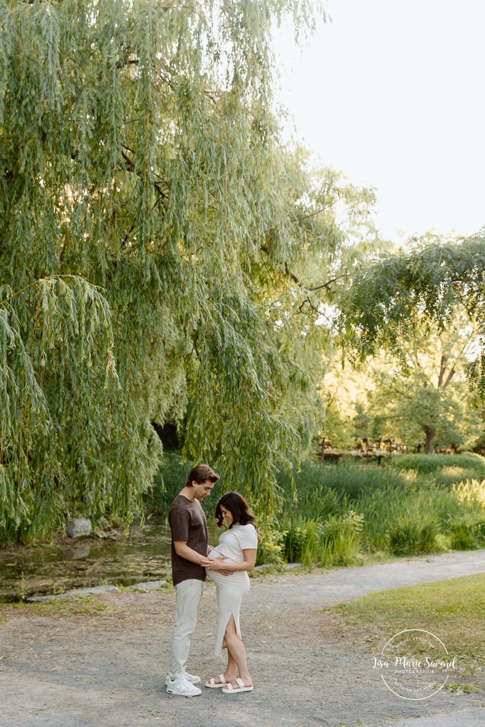 Golden hour maternity photos. Romantic maternity photos. Photographe de maternité à Laval. Séance photo au Centre de la Nature. Laval maternity photographer. Centre de la Nature photoshoot.
