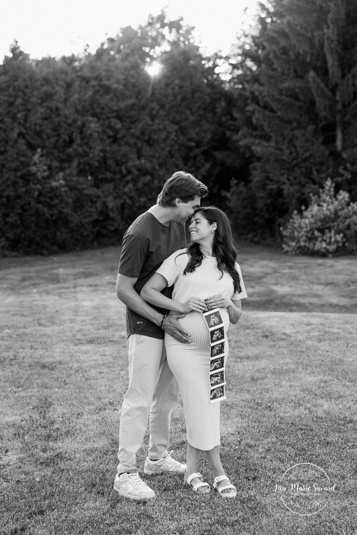 Golden hour maternity photos. Ultrasound maternity photos. Photographe de maternité à Laval. Séance photo au Centre de la Nature. Laval maternity photographer. Centre de la Nature photoshoot.