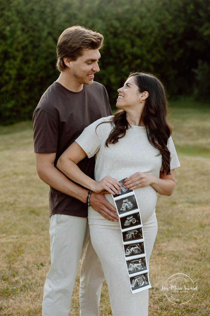 Golden hour maternity photos. Ultrasound maternity photos. Photographe de maternité à Laval. Séance photo au Centre de la Nature. Laval maternity photographer. Centre de la Nature photoshoot.