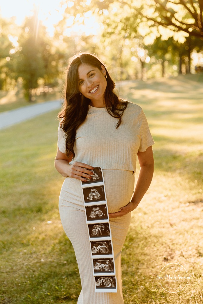 Golden hour maternity photos. Ultrasound maternity photos. Photographe de maternité à Laval. Séance photo au Centre de la Nature. Laval maternity photographer. Centre de la Nature photoshoot.