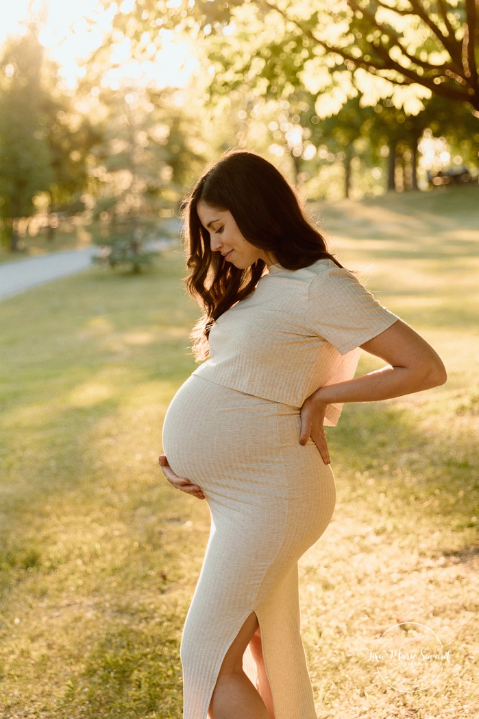 Golden hour maternity photos. Romantic maternity photos. Photographe de maternité à Laval. Séance photo au Centre de la Nature. Laval maternity photographer. Centre de la Nature photoshoot.