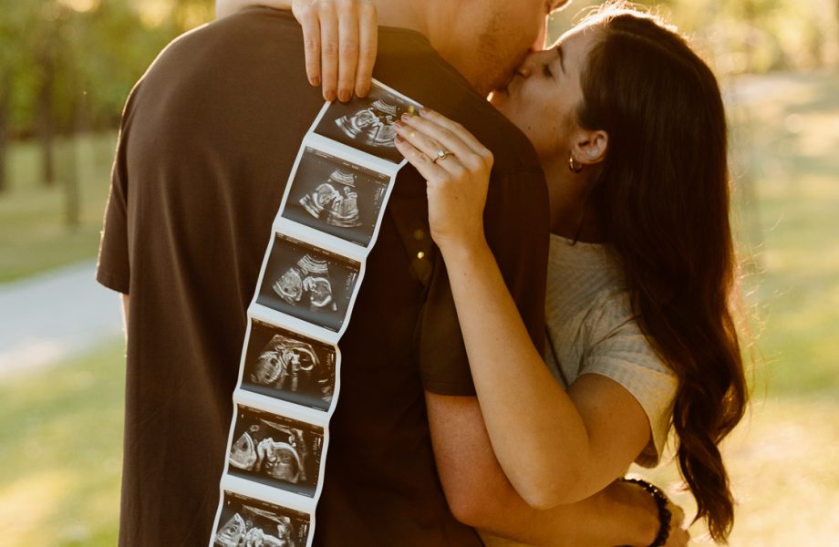 Golden hour maternity photos. Ultrasound maternity photos. Photographe de maternité à Laval. Séance photo au Centre de la Nature. Laval maternity photographer. Centre de la Nature photoshoot.