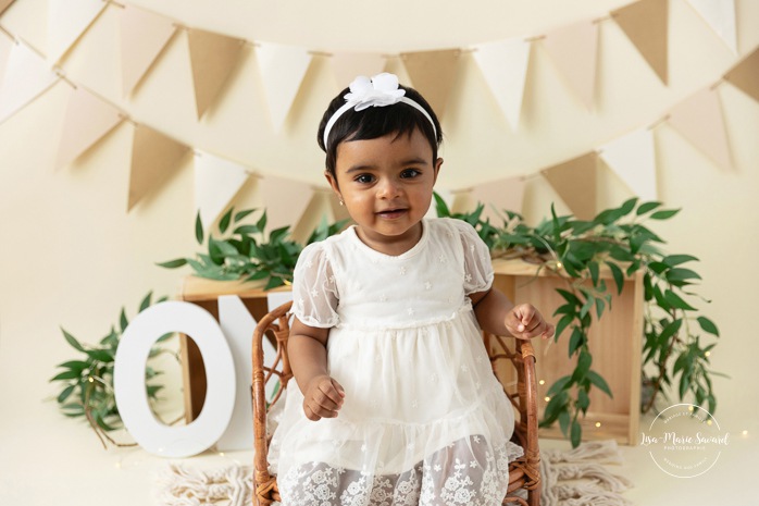 Minimalist Smash the Cake photos. Natural Smash the Cake setup. Organic Smash the Cake photos. Séance Cake Smash à Montréal. Montreal Cake Smash session. Photographe Smash the Cake à Montréal. Montreal Smash the Cake photographer.