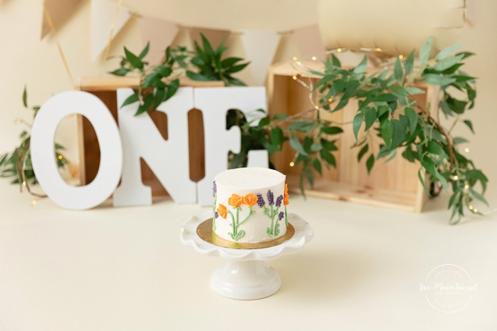 Minimalist Smash the Cake photos. Natural Smash the Cake setup. Organic Smash the Cake photos. Séance Cake Smash à Montréal. Montreal Cake Smash session. Photographe Smash the Cake à Montréal. Montreal Smash the Cake photographer.