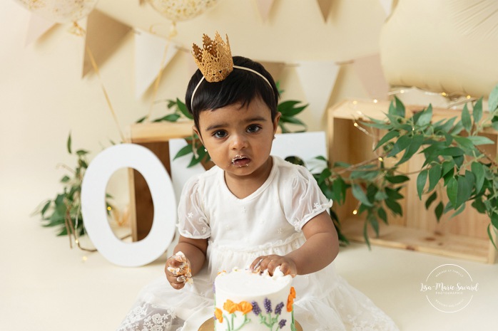 Minimalist Smash the Cake photos. Natural Smash the Cake setup. Organic Smash the Cake photos. Séance Cake Smash à Montréal. Montreal Cake Smash session. Photographe Smash the Cake à Montréal. Montreal Smash the Cake photographer.
