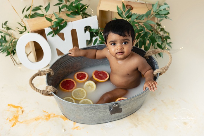 Minimalist Smash the Cake photos. Natural Smash the Cake setup. Organic Smash the Cake photos. Séance Cake Smash à Montréal. Montreal Cake Smash session. Photographe Smash the Cake à Montréal. Montreal Smash the Cake photographer.