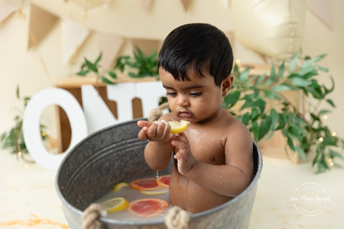 Minimalist Smash the Cake photos. Natural Smash the Cake setup. Organic Smash the Cake photos. Séance Cake Smash à Montréal. Montreal Cake Smash session. Photographe Smash the Cake à Montréal. Montreal Smash the Cake photographer.