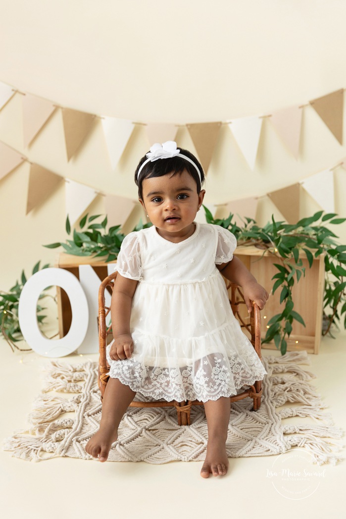 Minimalist Smash the Cake photos. Natural Smash the Cake setup. Organic Smash the Cake photos. Séance Cake Smash à Montréal. Montreal Cake Smash session. Photographe Smash the Cake à Montréal. Montreal Smash the Cake photographer.