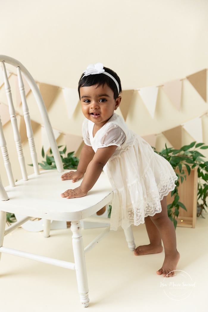 Minimalist Smash the Cake photos. Natural Smash the Cake setup. Organic Smash the Cake photos. Séance Cake Smash à Montréal. Montreal Cake Smash session. Photographe Smash the Cake à Montréal. Montreal Smash the Cake photographer.