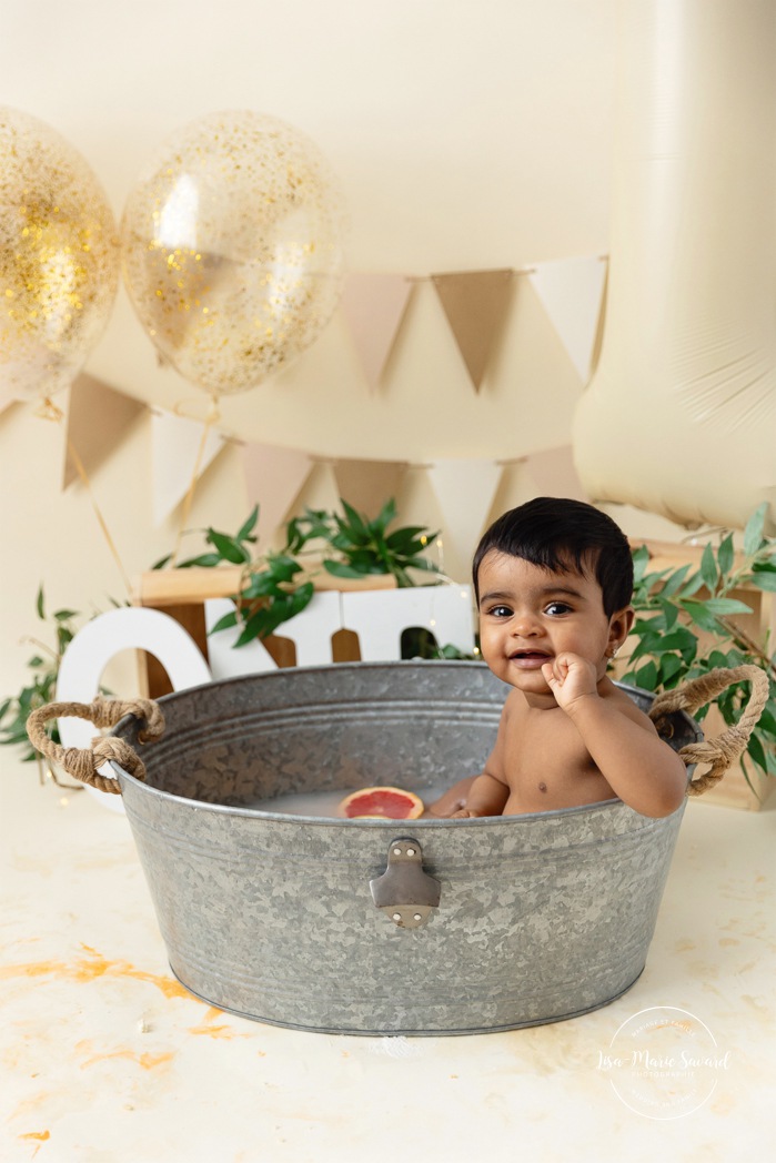 Minimalist Smash the Cake photos. Natural Smash the Cake setup. Organic Smash the Cake photos. Séance Cake Smash à Montréal. Montreal Cake Smash session. Photographe Smash the Cake à Montréal. Montreal Smash the Cake photographer.