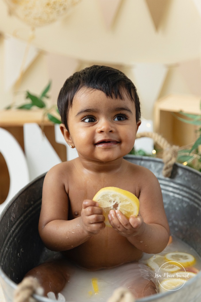 Minimalist Smash the Cake photos. Natural Smash the Cake setup. Organic Smash the Cake photos. Séance Cake Smash à Montréal. Montreal Cake Smash session. Photographe Smash the Cake à Montréal. Montreal Smash the Cake photographer.