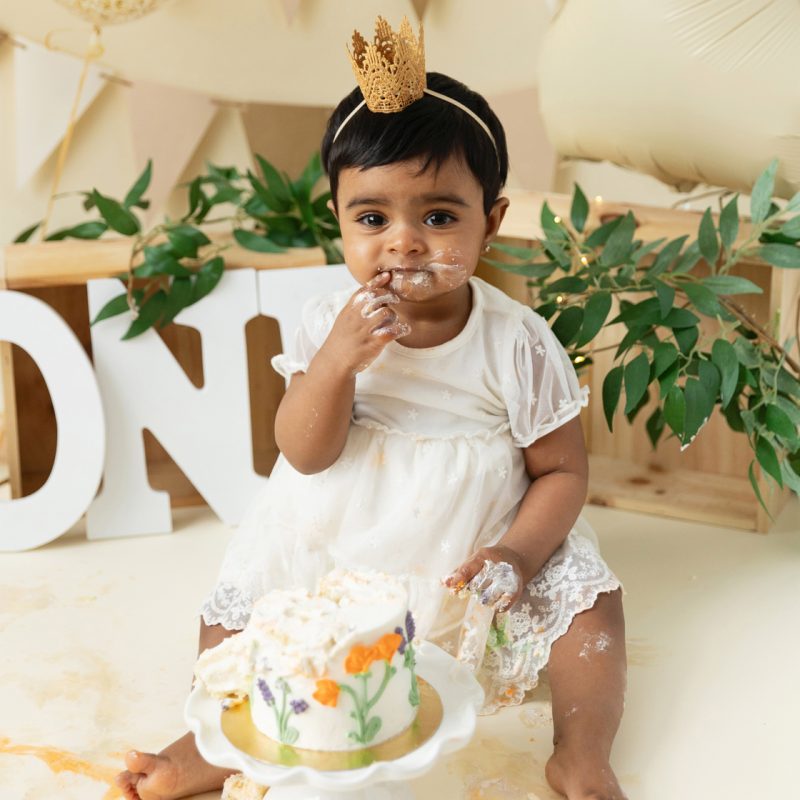 Minimalist Smash the Cake photos. Natural Smash the Cake setup. Organic Smash the Cake photos. Séance Cake Smash à Montréal. Montreal Cake Smash session. Photographe Smash the Cake à Montréal. Montreal Smash the Cake photographer.