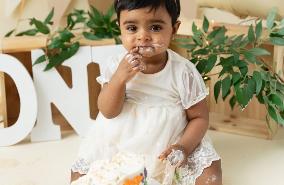 Minimalist Smash the Cake photos. Natural Smash the Cake setup. Organic Smash the Cake photos. Séance Cake Smash à Montréal. Montreal Cake Smash session. Photographe Smash the Cake à Montréal. Montreal Smash the Cake photographer.