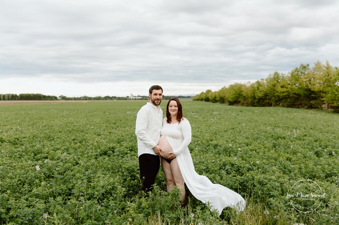 Field maternity photos. Countryside maternity photos. Séance maternité à la ferme avec des vaches. Dairy farm maternity photos. Photographe de maternité en Montérégie. Monteregie maternity photographer.