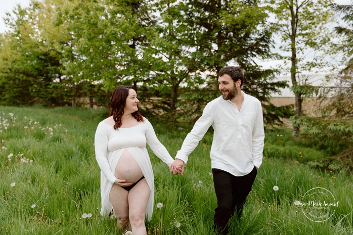 Field maternity photos. Countryside maternity photos. Séance maternité à la ferme avec des vaches. Dairy farm maternity photos. Photographe de maternité en Montérégie. Monteregie maternity photographer.